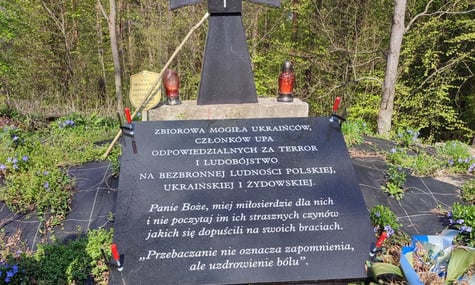 У Польщі на могилі воїнів УПА встановили нову пам'ятну дошку, де їх назвали «терористами»