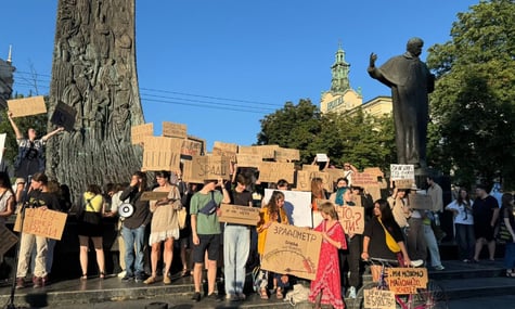 У Львові, Дніпрі та Одесі слідом за Києвом вийшли на протести через законопроєкт, який узалежнює НАБУ і САП
