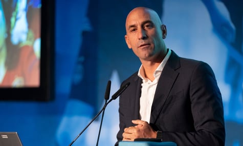 В Іспанії Рубіалеса, відомого скандальним поцілунком футболістки, закидали яйцями на презентації книги — нападником виявився його дядько