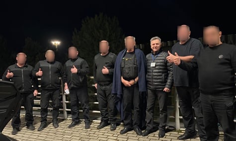 Тримали в кайданках, силоміць кололи ліки та говорили російською: Україна звинуватила Угорщину в грубому поводженні з працівниками «Ощадбанку»