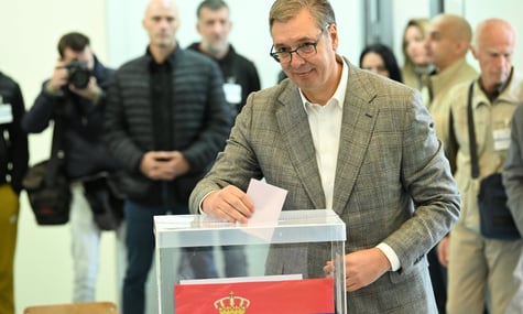 «Штовхали, кричали, порвали пакети з харчами». Партія Вучича заявила про напад на його матір у день виборів