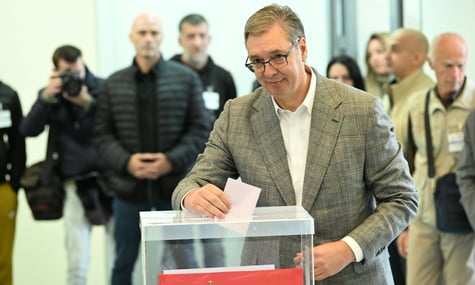 «Штовхали, кричали, порвали пакети з харчами». Партія Вучича заявила про напад на його матір у день виборів
