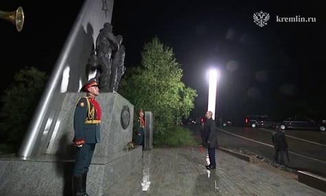 путін по дорозі на Аляску вшанував американських льотчиків, які допомагали Радянському Союзу