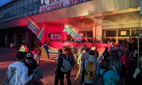 В Киеве устроили акцию в поддержку ЛГБТ в честь Международного дня каминг-аута