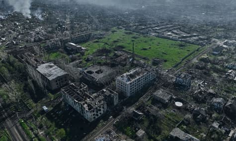 З передової Бахмута вивезли цивільних, які ховалися в підвалі. Дорогою одна людина загинула