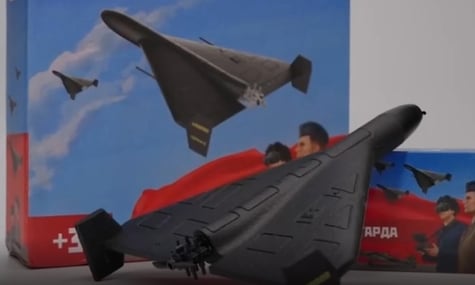 «Ідеальний подарунок для юних патріотів». На російському маркетплейсі продають іграшки у вигляді «шахедів»