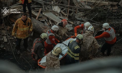 У Києві з-під завалів дістали чоловіка, батьки якого весь день чекали на його порятунок (ОНОВЛЕНО)