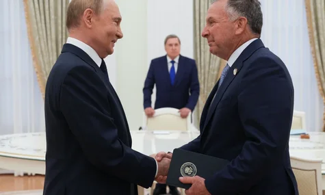 У росії заявили, що Віткофф повіз від них ящик червоної ікри для Трампа