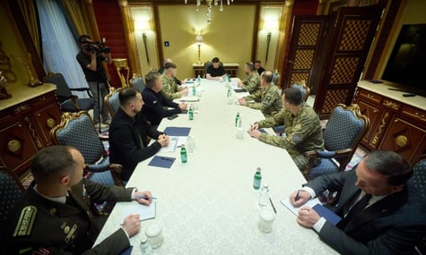 «Україна готова до довгострокової співпраці». Зеленський зустрівся з українськими військовими в Саудівській Аравії