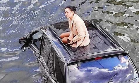 У центрі Харкова у річку впав автомобіль. Водійка каже, що намагалася об’їхати кішку на дорозі