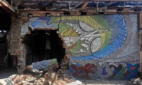 Вціліла частина мозаїки «Боривітер» в окупованому Маріуполі