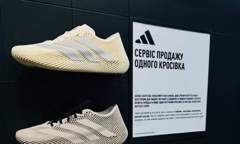 Adidas відкрив в Україні продаж по одній кросівці