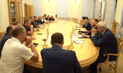 Депутати понад п’ять годин говорили з Хмарою та Сибігою. Зранку зустрічі продовжилися — Рада