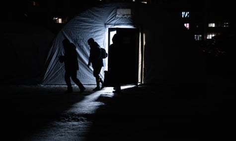 Люди виходять з «Пункту незламності» в Києві, Україна, 17 січня 2026 року