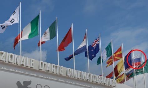 російський прапор на Венеційському кінофестивалі російський прапор на Венеційському кінофестивалі