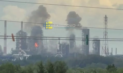 В Омську горить найбільший НПЗ у росії. Він розташований за понад 2,5 тисячі кілометрів від України