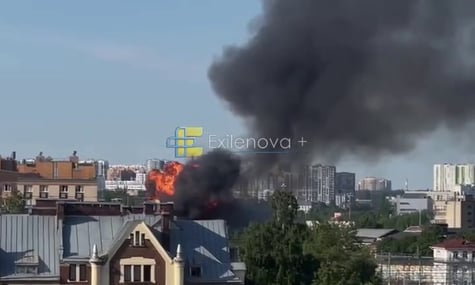 У Санкт-Петербурзі горить ангар із хімічними реагентами на заводі «Арсенал». Вибуховою хвилею пробило цегляну стіну