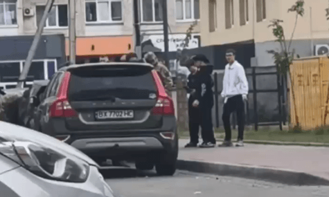 У Волинському ТЦК заявили, що група підлітків пошкодила службове авто військових. У центрі кажуть, що діти не постраждали