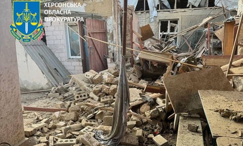 Армия рф в течение дня атаковала Херсон и область: двое погибших, среди 11 пострадавших — ребенок