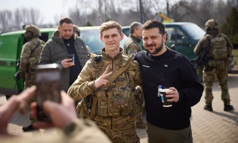 Зеленский выпил кофе на заправке с военными и поехал после Донецкой области в Харьковскую