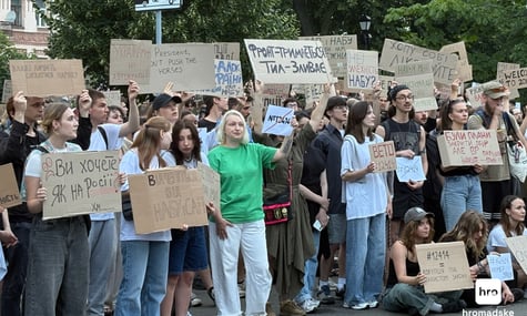 У Києві люди зібралися на акцію проти законопроєкту щодо НАБУ та САП (ДОПОВНЕНО)