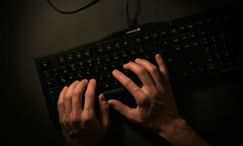 Німця звинуватили у злочинах щодо десятків дітей в інтернеті. Через нього один із підлітків вкоротив собі віку в прямому етері