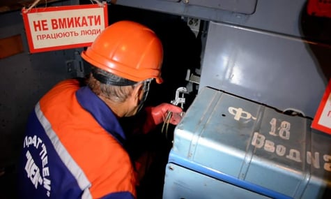 У Дніпрі на енергетиків напали мешканці будинків, де досі не вимикали світло через спільну лінію з критичними об'єктами