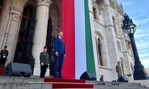 Петер Мадяр перед установчим засіданням парламенту, на якому його проголосили новим прем'єр-міністром