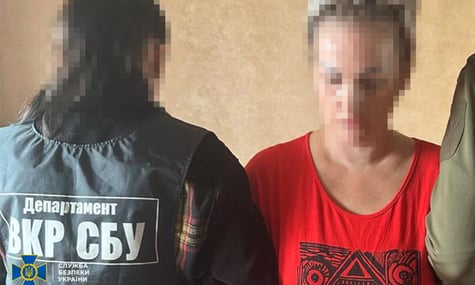 Фільмувала ППО прихованою камерою. СБУ затримала жінку, підозрювану у коригуванні масованого обстрілу Києва 24 травня