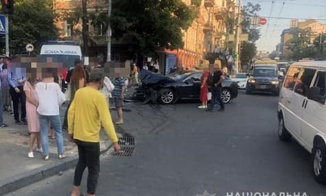 В центре Киева в результате ДТП внедорожник отбросило в толпу пешеходов, есть пострадавшие