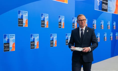 У Польщі мережа магазинів вилучила з продажу книгу про Анджея Дуду, бо її назва починається зі слова «дебіл»