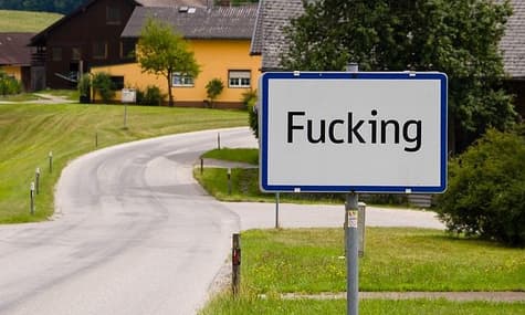 Австрийская деревня Fucking изменит свое название с 2021 года. Жители устали от шуток и краж вывесок поселка