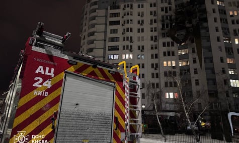 Рятувальники працюють на місці російських ударів у Києві