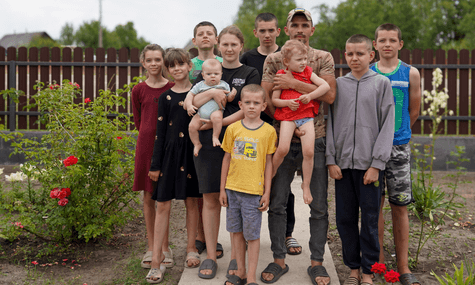 З вогню та в полумʼя. Як боєць «Азову» взяв опіку над вісьмома дітьми