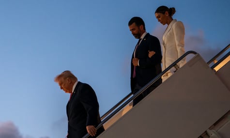 Президент США Дональд Трамп виходить з літака разом зі своїм сином Дональдом Трампом-молодшим та Беттіною Андерсон, 27 березня 2026 року