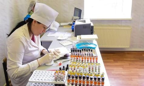 В Украине обнаружили еще около 19 тысяч случаев COVID-19. За сутки от осложнений болезни скончались более 600 человек