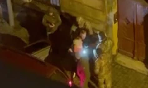 Во Львове люди в военной форме затолкали мужчину в бус и выбили телефон из рук женщины. Что говорят в ТЦК?
