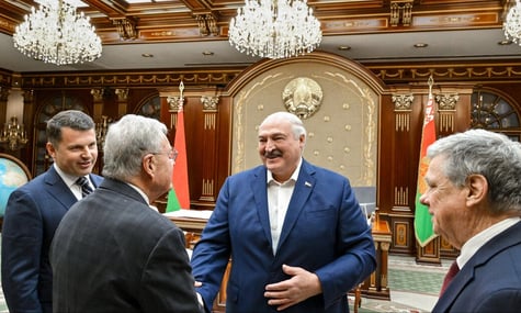 Перед вимкненими камерами Лукашенко обмінювався критикою з Келлогом, коли той приїжджав у Білорусь — Time