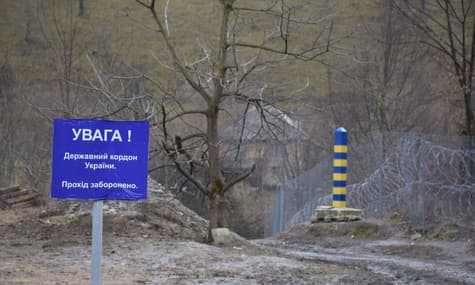 Пьяные контрабандисты пытались прорваться на машине через границу в Венгрию, их задержали