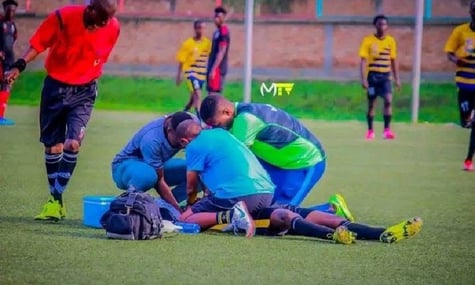 Футболіст із Бурунді помер, проковтнувши під час матчу монету, яку тримав у роті «на удачу» — медіа