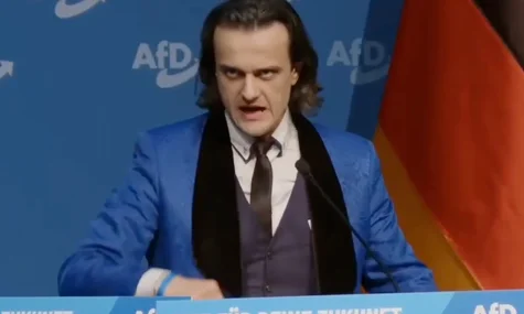 Член AfD, який називає себе російським німцем, пояснив, що його пародія на Гітлера мала привернути увагу