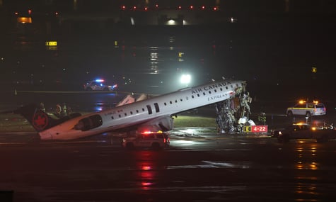 Рятувальники зазнали сильних травм: в аеропорту Нью-Йорка літак Air Canada із сотнею пасажирів зіткнувся з машиною