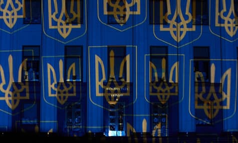 Швейцарський митець підсвітив будівлю Ради до річниці повномасштабної війни росії проти України