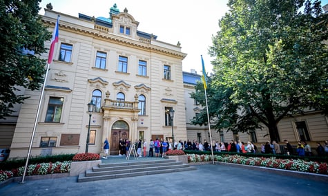 Прапор України біля будівлі чеського уряду, 28 жовтня 2023 року Прапор України біля будівлі чеського уряду, 28 жовтня 2023 року