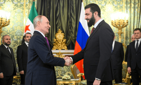 Глава рф володимир путін тисне руку тимчасовому президенту Сирії Ахмеду Хусейну аш-Шараа Глава рф володимир путін тисне руку тимчасовому президенту Сирії Ахмеду Хусейну аш-Шараа