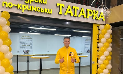 «Готуйтеся до депортації». Власник мережі «Татарка» погрожував кримській татарці через критику меню, а потім публічно перепросив