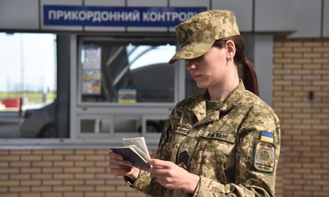 Уряд дозволив виїжджати за кордон чоловікам віком до 22 років включно — постанова