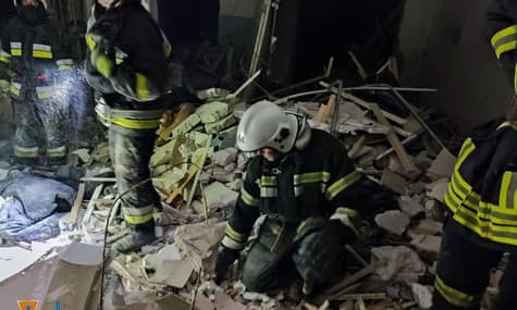 Ракетний удар по Одещині, деталі відступу росіян зі Зміїного та військова підтримка Франції: головне за ніч 1 липня