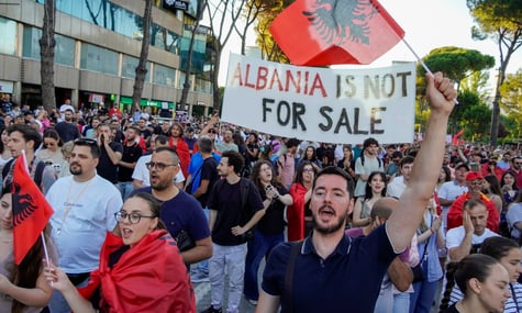 Протестувальники під час демонстрації в Тирані, Албанія, 12 червня 2026 року