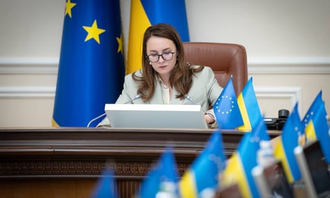 Уряд скасував заборону на виїзд за кордон для деяких категорій жінок-держслужбовиць. Про кого йдеться?